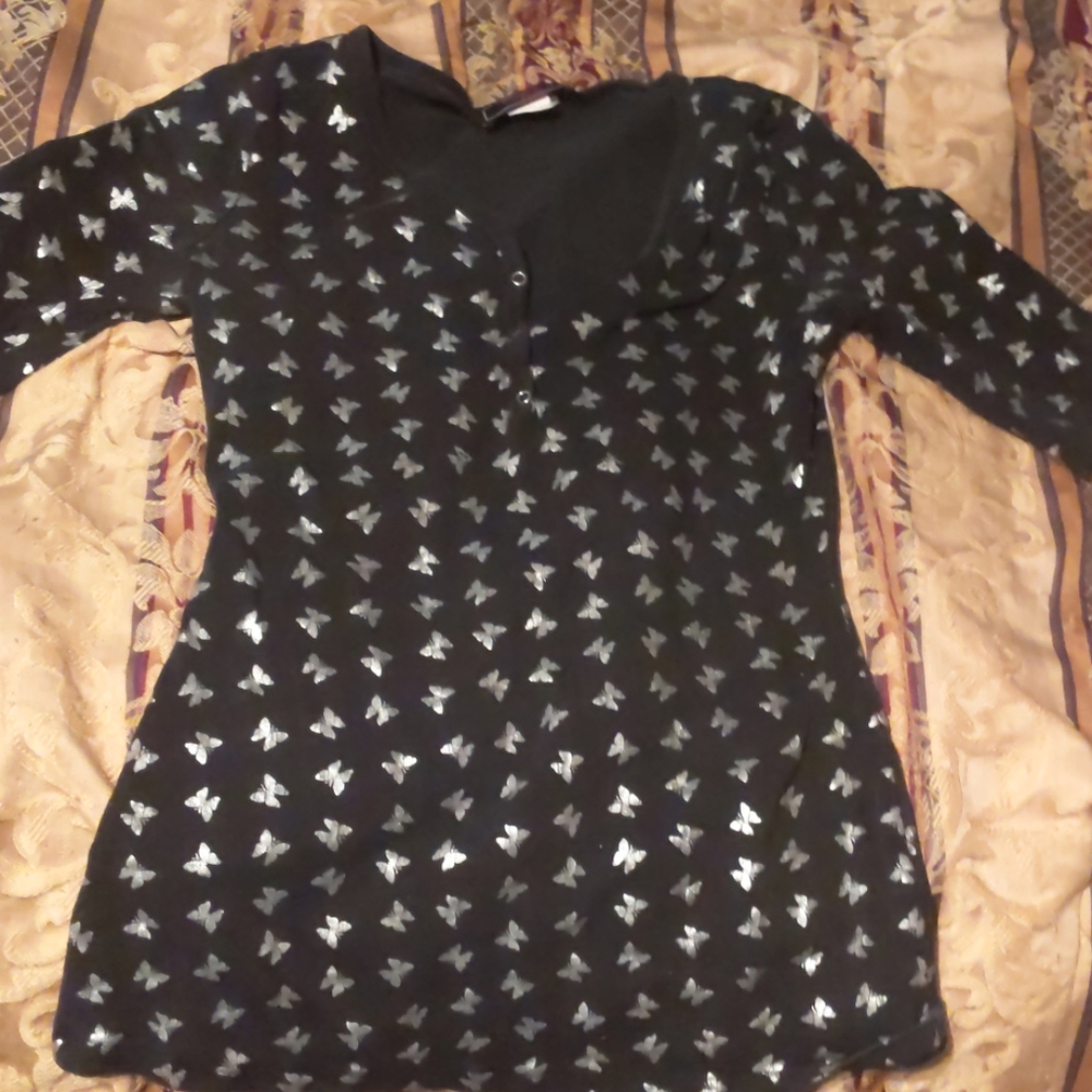 A shirt in good condition it is short sleeve......